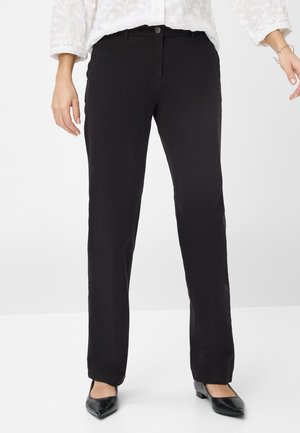 Pantalon noir avec une coupe droite, fabriqué en tissu léger. Il dispose d'une fermeture à bouton à l'avant et de poches, associé à des talons noirs.