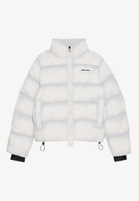 Vit puffjacka med horisontellt quiltade sektioner, hög krage, framdragkedja, sidofickor och svarta accentärmar. Anmärkningsvärd logodetalj.