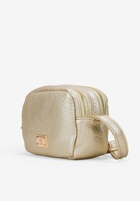 Neceser de piel dorada con superficie texturizada, forma rectangular, cierre de cremallera y asa lateral para facilitar el transporte. Presenta un detalle de logo.