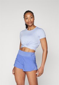 Under Armour - MOTION CROSSOVER CROP - Marškinėliai su spaudiniu - celeste/white Miniatiūros vaizdas 1