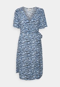 Blå omtalade klänning med korta ärmar, med ett vågigt mönster i olika nyanser av blått och svart. Knyts i midjan, knälång nederkant.