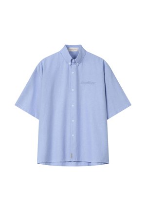 Světlomodrá košile s krátkým rukávem na knoflíky, s límečkem na knoflíky a jemným vyšitým logem na levé straně hrudi.