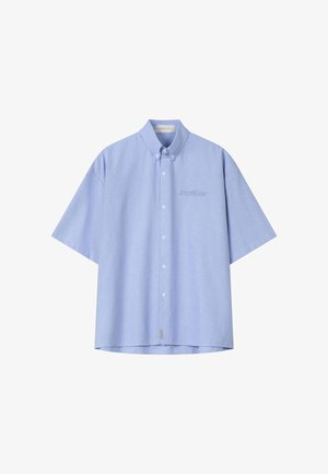 Světlomodrá košile s krátkým rukávem na knoflíky, s límečkem na knoflíky a jemným vyšitým logem na levé straně hrudi.