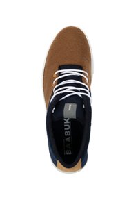 Brązowy filcowy sneaker z granatowym tekstylnym mankietem, białymi sznurowadłami i beżowym akcentem na pięcie. Posiada czarną wewnętrzną metkę z napisem "BAABUK."