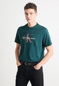 Calvin Klein Jeans HERO MONOGRAM TEE - Camiseta estampada - ponderosa pine