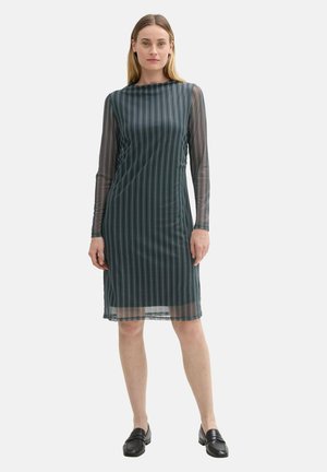 Langarmkleid aus durchscheinendem schwarzen Material mit vertikalen blauen und weißen Streifen. Knielang, runder Ausschnitt, figurbetontes Design.