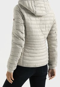 Lysegrå dunjakke med vandret quiltet mønster og hætte. Har elastiske manchetter og sidelommer, designet til varme og komfort.