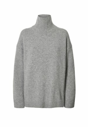 Pulover gri cu guler înalt din material tricotat moale. Prezintă un guler și manșete drepte, cu croială relaxată și supradimensionată. Design simplu.