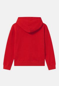 Sudadera roja con capucha, bolsillo frontal, cordones y puños acanalados. Fabricada con una suave mezcla de algodón con una textura lisa.