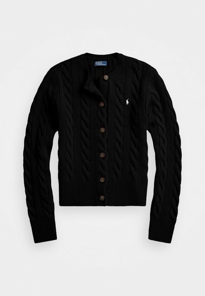 Cardigan negru tricotat, decorat cu un model de tip cablu, având cinci butoane maro și un mic logo alb pe pieptul stâng. Guler rotund și manșete cu dantelă.