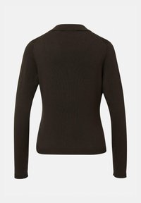 Dunkelbrauner Strickpullover mit flachem Kragen, langen Ärmeln und gerippten Bündchen. Glatte Textur und figurbetonter Schnitt, keine sichtbaren Muster.