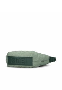 Gestepptes grünes Stofftasche mit strukturierter Oberfläche, versehen mit einem dunkelgrünen Akzentband und verstellbarem Tragegurt. Abmessungen: rechteckige Form.