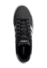 Czarny sneaker Adidas z białymi paskami, czarnymi sznurowadłami i białą podeszwą, widoczny z góry na białym tle.