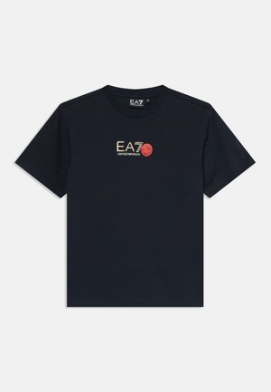 T-shirt noir à manches courtes avec le logo EA7 Emporio Armani et un petit motif de basket-ball rouge au centre de la poitrine.