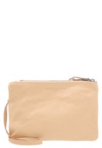 Rosa läderpärm med en texturerad yta, dragkedjestängning och handledsrem. Har en präglad logotyp på framsidan. Kompakt rektangulär form.