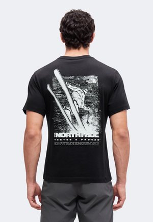 The North Face, TESTED AND PROVEN RELAXED SHORT SLEEVE TEE GRAPHIC UNISEX - Тениска с щампа - black