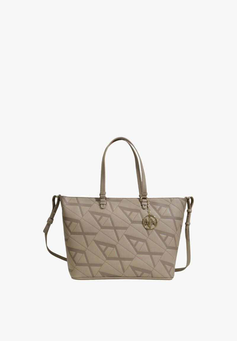 Beige draagtas met een gegraveerd geometrisch patroon, dubbele handvatten en een verwijderbare hanger. Beschikt over een afneembare schouderriem. Gestructureerde afwerking.