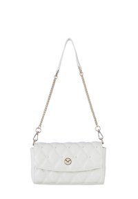 Bijela torba od kviltanog materijala s preklopom, s zlatnim detaljima i lančanim remenom. Vanjština ima glatku teksturu i suptilne akcentne detalje.