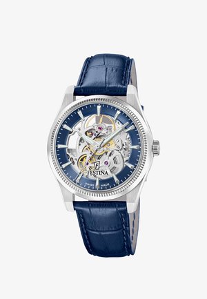 Srebrny zegarek na rękę Festina z niebieskim skórzanym paskiem, tarczą typu skeleton pokazującą trybiki, srebrnymi indeksami godzin i oznaczeniem Swiss made.