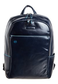 Mochila de cuero azul marino con dos cremalleras, acentos en turquesa, un bolsillo frontal y correas de hombro ajustables.