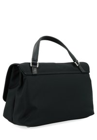 Borsa a mano in tessuto nero, con forma strutturata, dotata di manico in pelle nera e dettagli in metallo argentato. Texture liscia e design minimal.