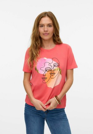 Koraal korte mouwen t-shirt met een lijntekening van twee gezichten en abstracte kleuraccenten in roze, oranje en goud. Katoenen materiaal.