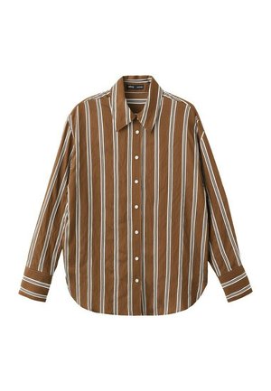 Camisa marrón de manga larga con botones, rayas verticales blancas y negras, cuello puntiagudo y puños abotonados.