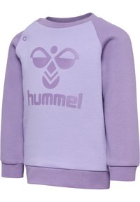 Sweatshirt violet avec des manches raglan longues, tissu doux, fermeture à pression à l'épaule et un logo contrastant à l'avant.