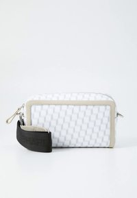 Sac à main blanc à motif géométrique avec une bordure beige et une bandoulière noire. Le matériau semble lisse et durable avec une finition texturée.