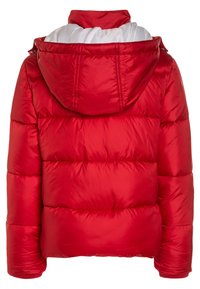 Rød puffjakke med hætte, synlig hvid foer indeni hætten, og quiltet vandret stikninger på ryggen og ærmerne.