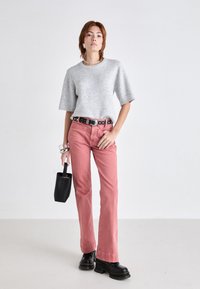 Wrangler FLARE - Flared Jeans - washed red