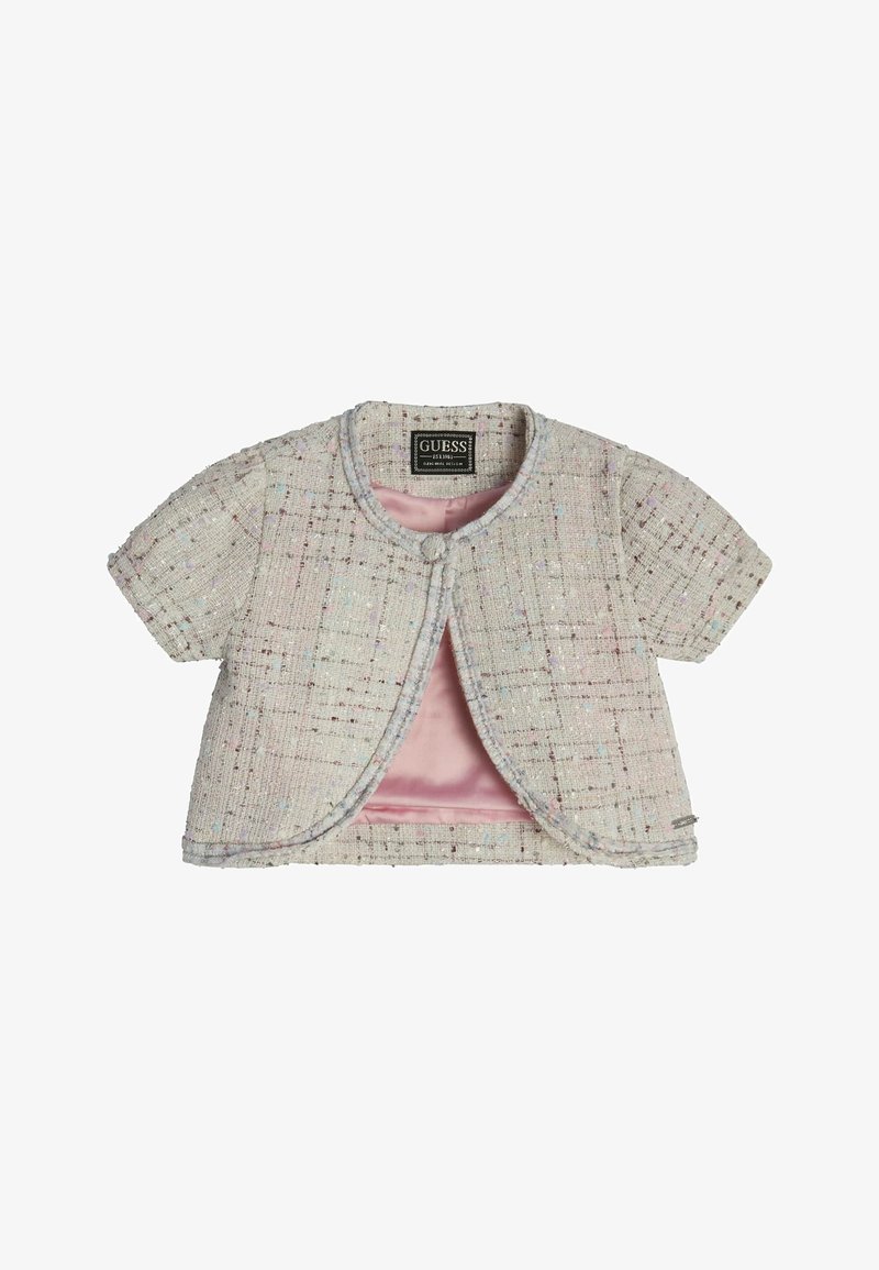Veste boléro en tweed rose clair à manches courtes avec encolure arrondie et fermeture par un seul bouton, doublure intérieure en satin rose, étiquette de la marque Guess.