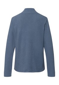 Indumento a maniche lunghe, con colletto, di colore blu uniforme, realizzato in tessuto testurizzato con finitura liscia, caratterizzato da una silhouette dritta e un design minimalista.