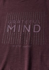 Bordeaux T-shirt med "GRATEFUL MIND" i store bogstaver med sølvfarvede rhinsten og mindre tekst "do it for yourself" nedenunder.