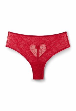 Czerwone koronkowe stringi z wycięciem w kształcie serca i kwiatowym wzorem. Miękka faktura z kontrastującym paskiem w talii, zaprojektowane na wyeksponowaną sylwetkę.