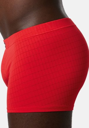 Rote Boxershorts aus einem glatten, dehnbaren Stoff mit einem Gittermuster; mit einem weichen Bund und tailliertem Design.