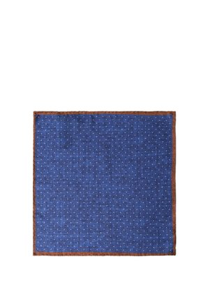Blauwe zijden pochet met kleine witte stippen en een bruine rand, plat gelegd op een witte achtergrond.