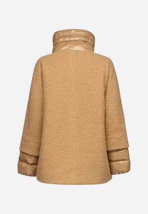 Abrigo marrón texturizado con un cuello brillante alto y mangas abullonadas. El cuerpo presenta una superficie suave y esponjosa. Vista posterior, sin cierres visibles.