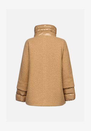 Cappotto marrone con texture, colletto lucido alto e maniche voluminose. Il corpo presenta una superficie morbida e pelosa. Vista posteriore, senza chiusure visibili.