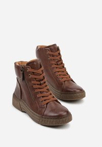 Bottes montantes en cuir marron avec des lacets marron, fermeture éclair latérale et semelles en caoutchouc texturé. Doublure isolante et accents de surpiqûres discrets.