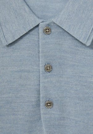 Tricou polo de culoare albastru deschis, cu un tricotaj texturat. Dispune de un guler clasic și patru nasturi metalici. Design simplu, fără modele.