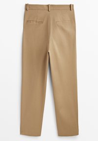Beiga byxor med en slät textur, rak ben-design, två bakfickor och bältesölje. Tyget verkar mjukt och lätt.