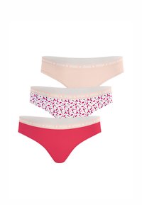 Trois ensembles de sous-vêtements pour femmes Athena : un rose clair, un rouge, et un avec un motif de feuilles en rose et blanc. Dotés d'une ceinture avec logo.