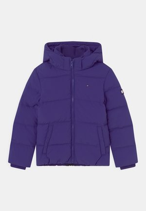 Violetti hupullinen toppatakki, jossa edessä vetoketju ja kaksi sivutaskua, pieni logo rinnassa ja vasemmassa hihassa.