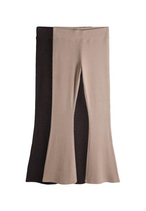 Dos pantalones de punto acampanados con canalé en beige y marrón oscuro, apilados con pantalones beige al frente, mostrando cinturillas altas y aperturas anchas en las piernas.
