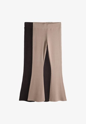 Dos pantalones de punto acampanados con canalé en beige y marrón oscuro, apilados con pantalones beige al frente, mostrando cinturillas altas y aperturas anchas en las piernas.