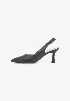 Scarpa slingback con tacco alto in pelle nera con punta appuntita e tacco a blocco curvo su sfondo bianco.