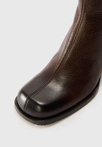 Chie Mihara BRISKA - Boots à talons - brown