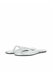 Sølv flip-flops med en glatt overflate, med et slankt, kryssende stroppdesign og en flat såle med en teksturert svart underside.