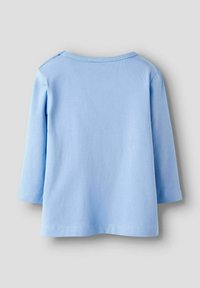 Jasnoniebieska koszulka z długim rękawem wykonana z miękkiej bawełny. Posiada okrągły dekolt i prosty, pozbawiony zdobień fason. Brak wzorów lub akcentów.
